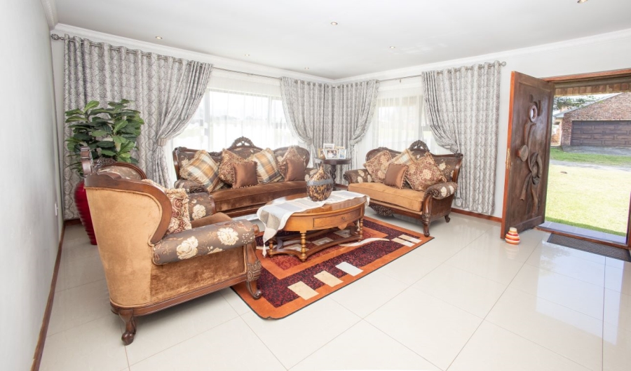 4 Bedroom Property for Sale in Cove Rock Eastern Cape